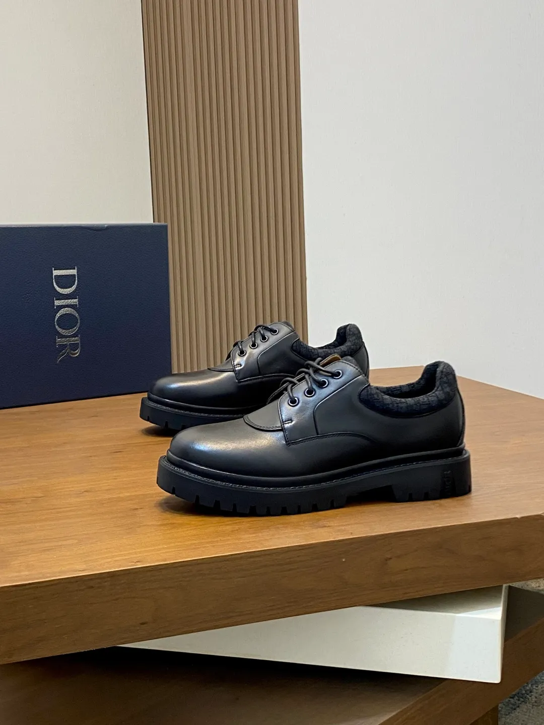 [DIOR] Top P: 820💰 Size: 39-44 (38.45. Can be customized) 2025ss Dior Dio* - Autumn and winter luxury men's moccasin shoes, purely handmade, both inside and outside are imported first-layer cowhide, high-end boutique and exquisite craftsmanship. Original TPU combination outsole. Wear a noble gentleman's taste. The best last type has been carefully debugged. Comfortable.